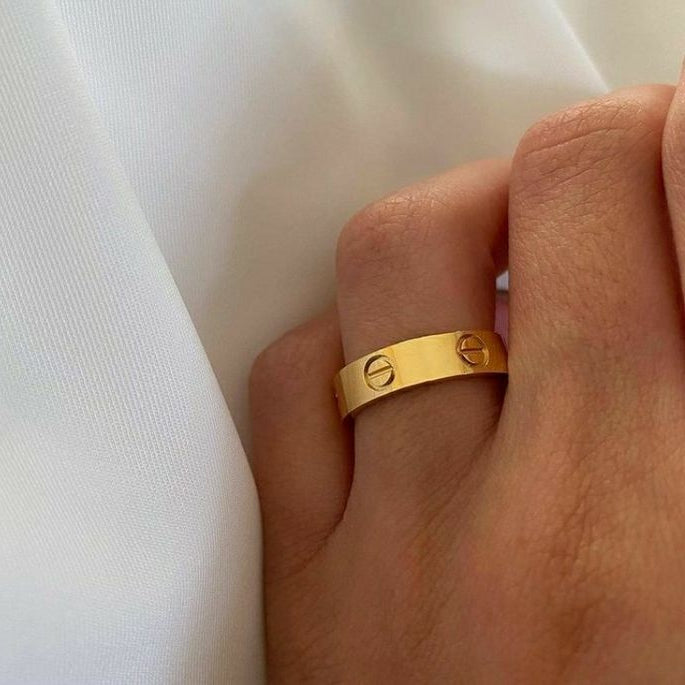 טבעת זהב זוהרת